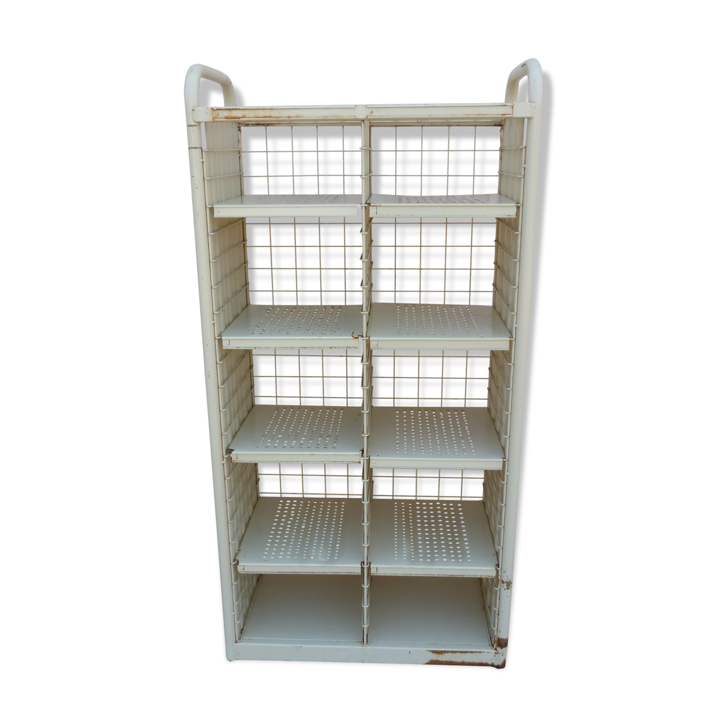 Post sorting locker