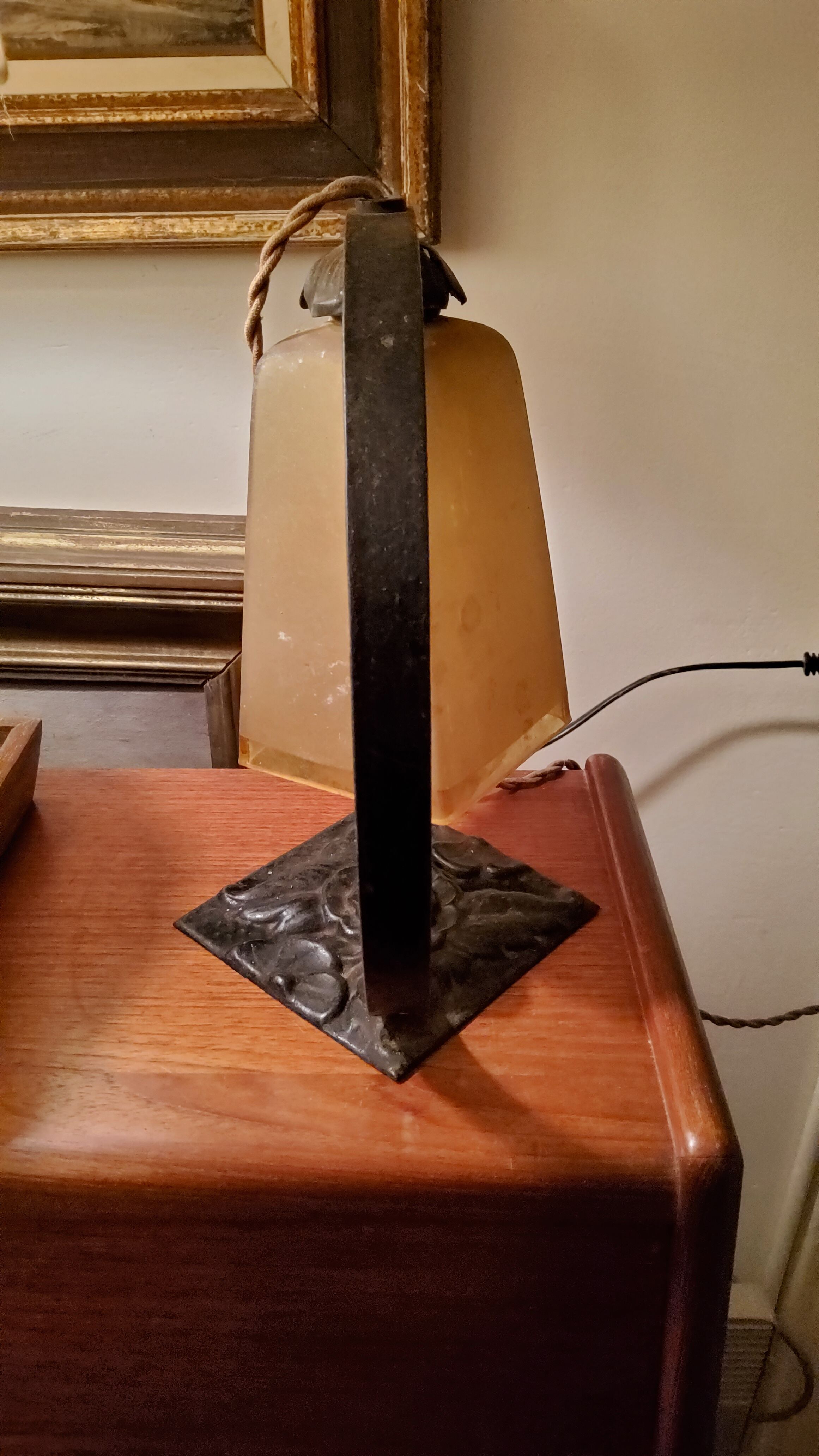Lampe art déco des années 30 en fer forgé et tulipe en verre ambré