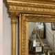 Miroir éclectique XIXe siècle, cadre en bois sculpté et doré