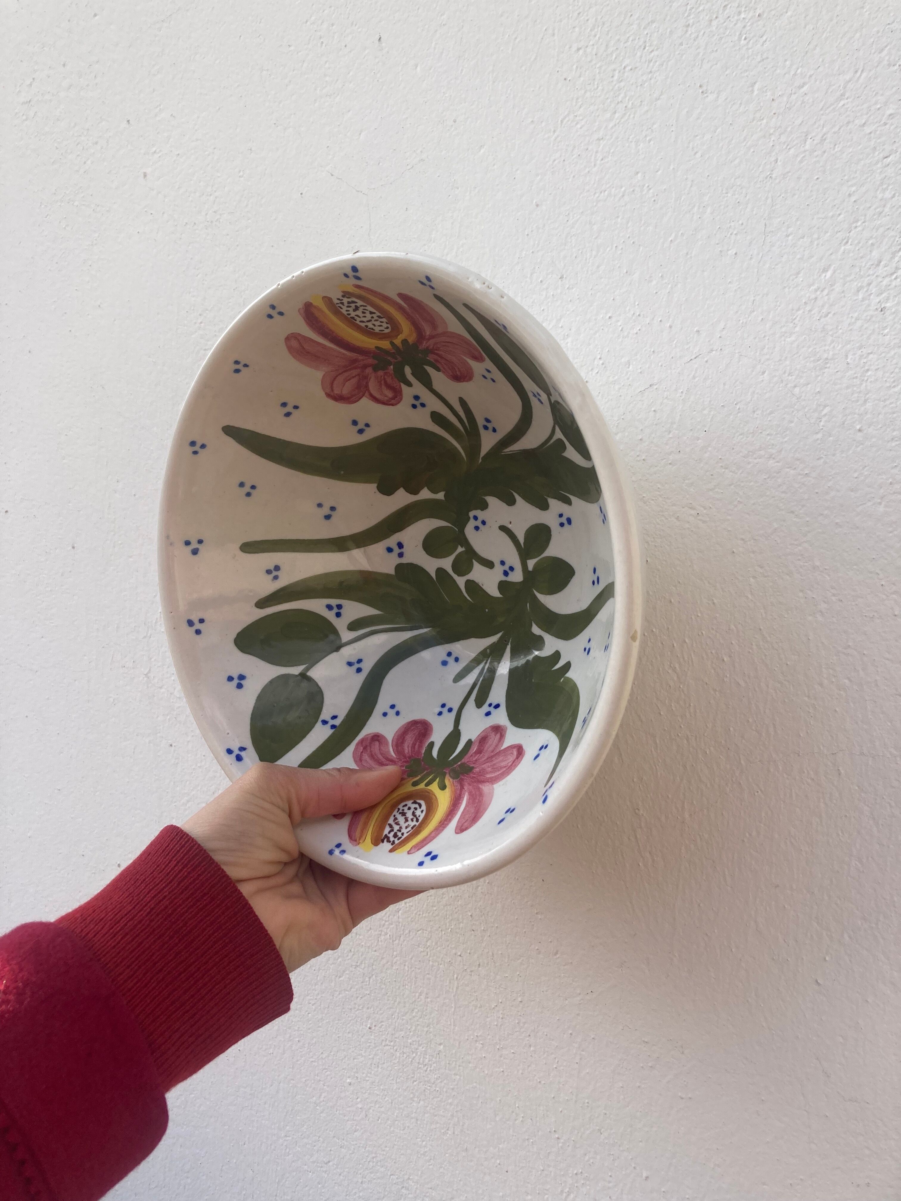 Ceramic salad bowl or decorative plate flower decoration