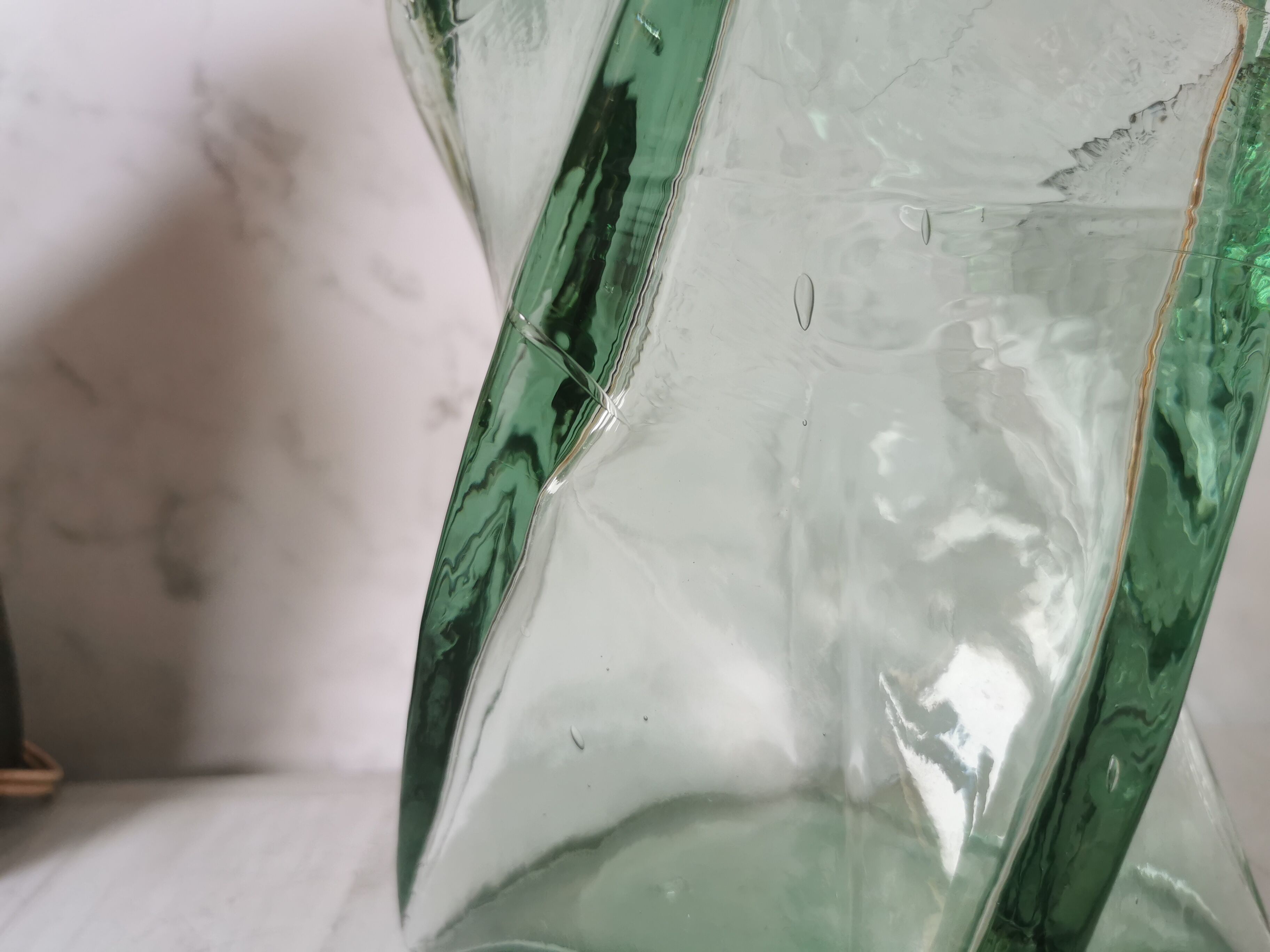 Vase design verre torsadé