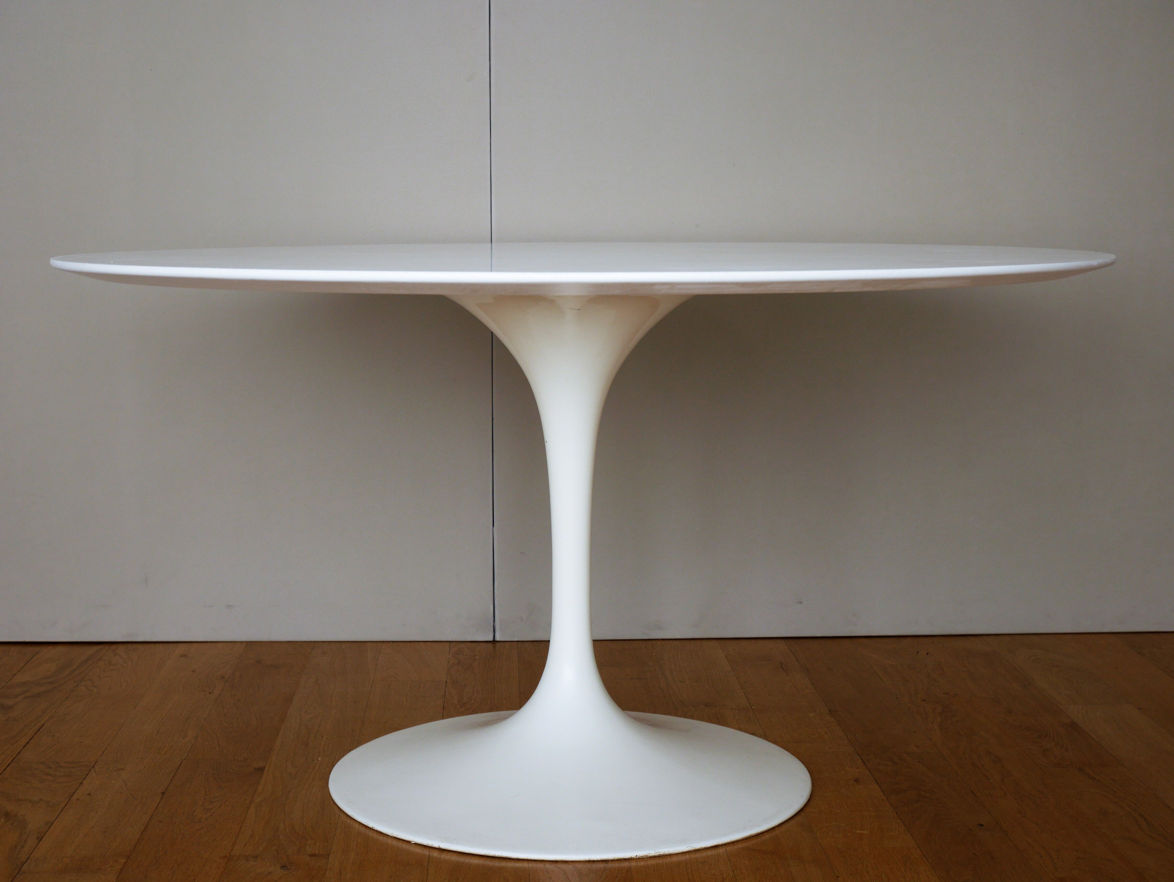 Tulip table by Eero Saarinen for  Knoll International