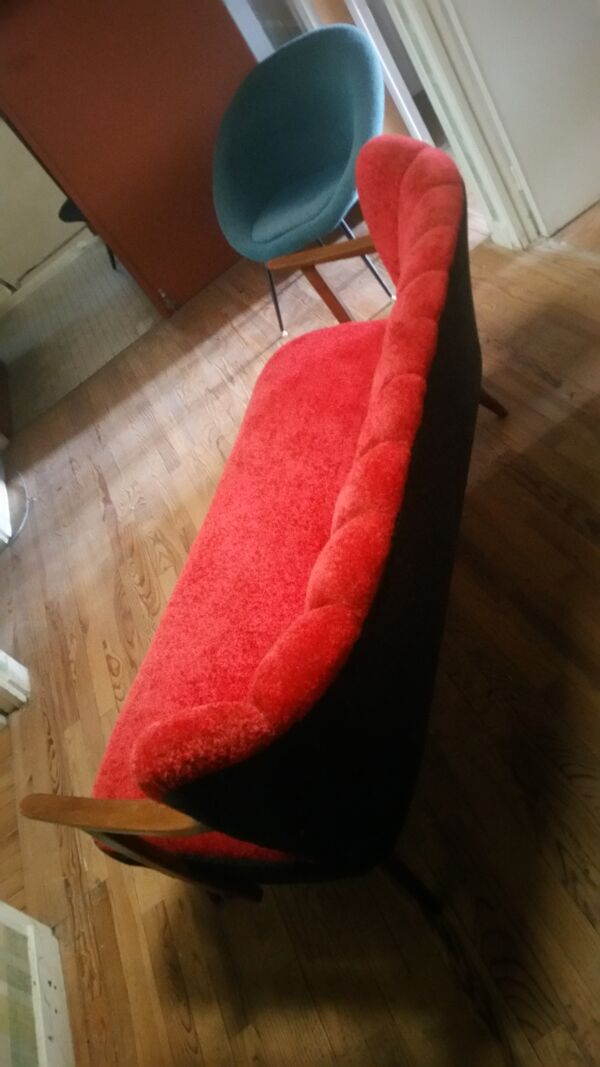Canapé scandinave rouge bi color années 50 60 peluche rouge noir