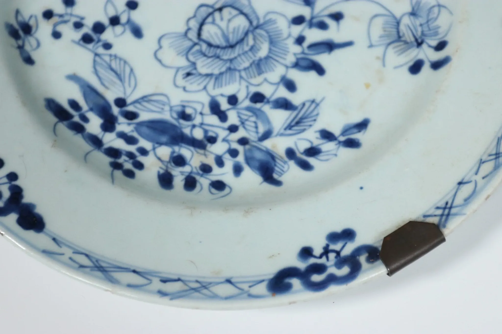 Chinese blue and white plate with peony and butterfly – Qianlong, 18th c.