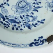 Chinese blue and white plate with peony and butterfly – Qianlong, 18th c.