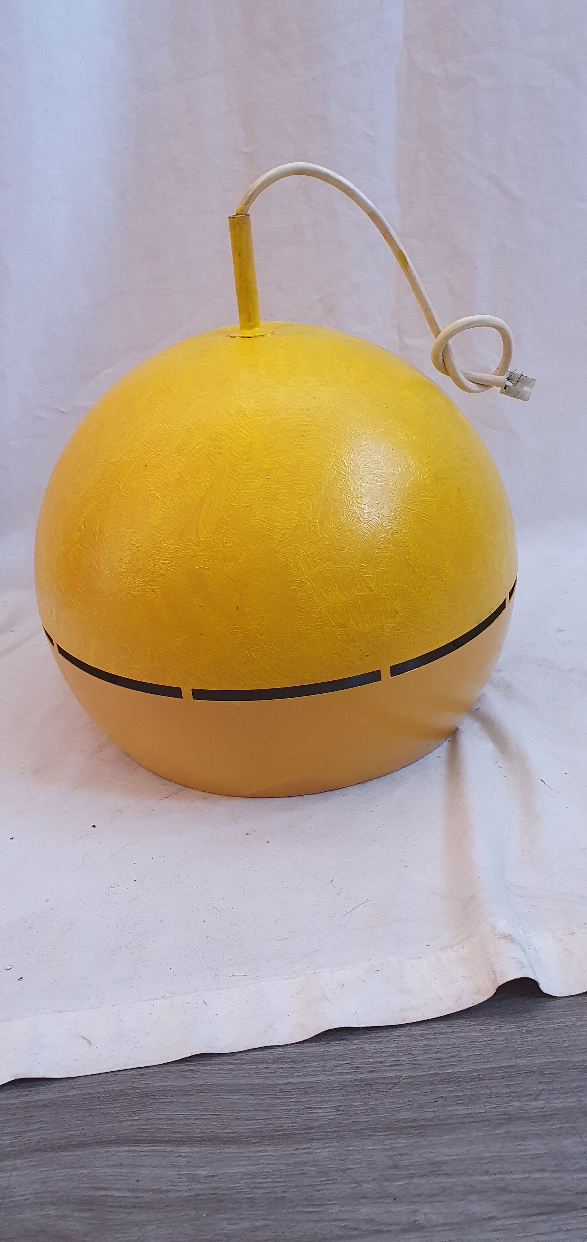 Yellow metal ball suspension