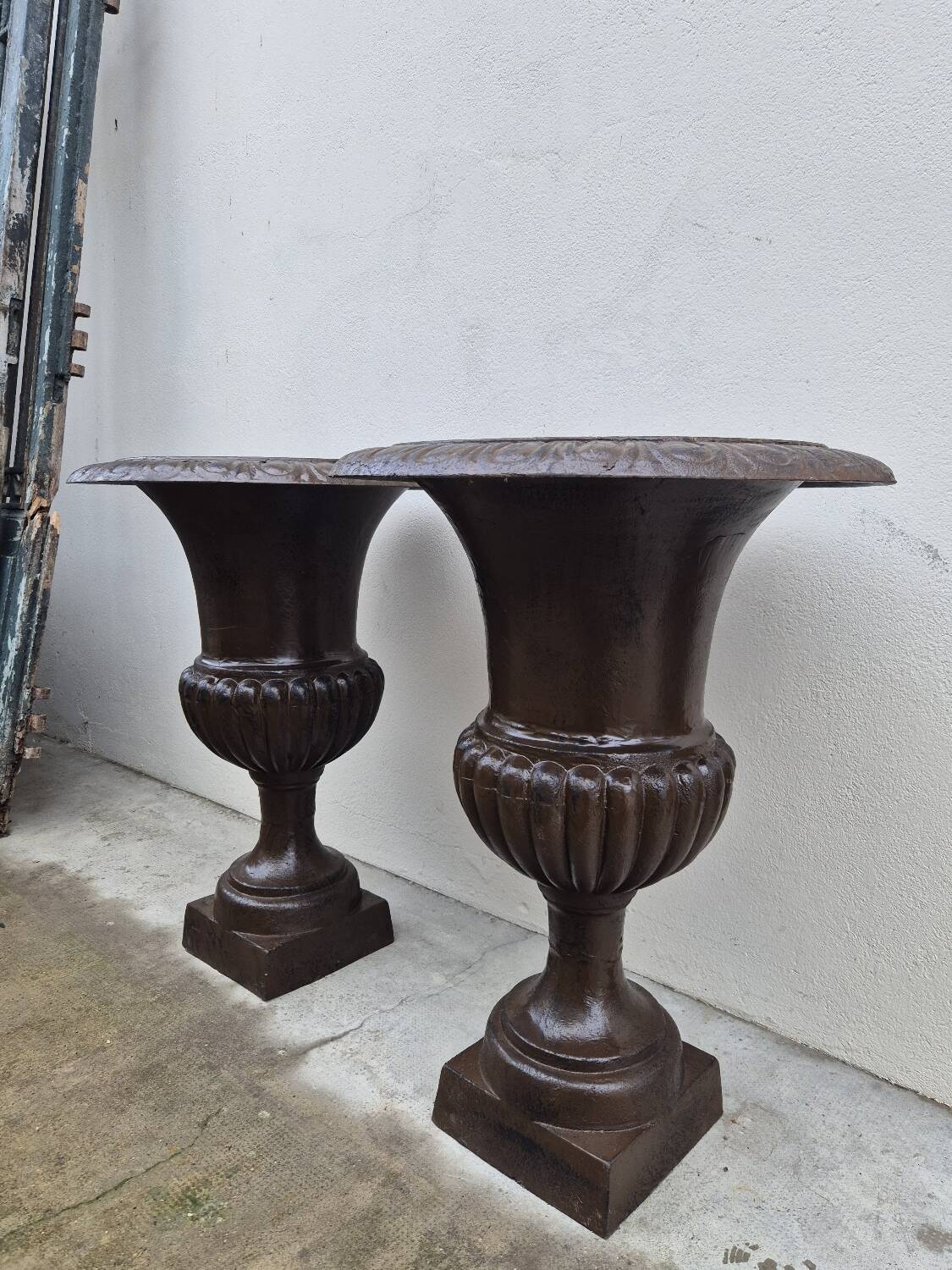 Pair of Medici cast iron vases from a bourgeois house - H73cm