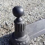 Paire de chevets de cheminée en fonte néo classique