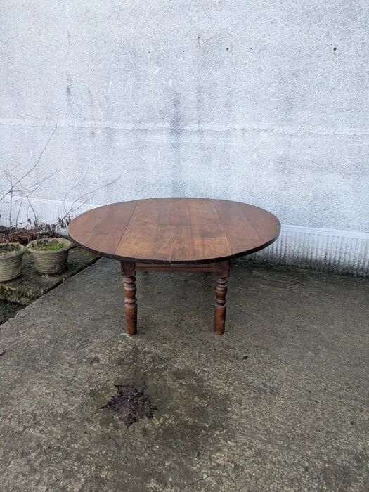 Round coffee table