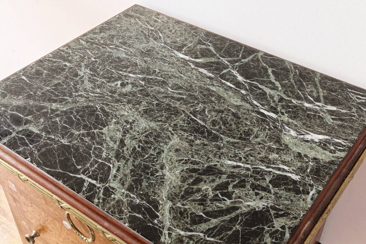 Table de chevet néoclassique, dans le goût anglais Regency Wedgewood
