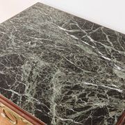 Table de chevet néoclassique, dans le goût anglais Regency Wedgewood