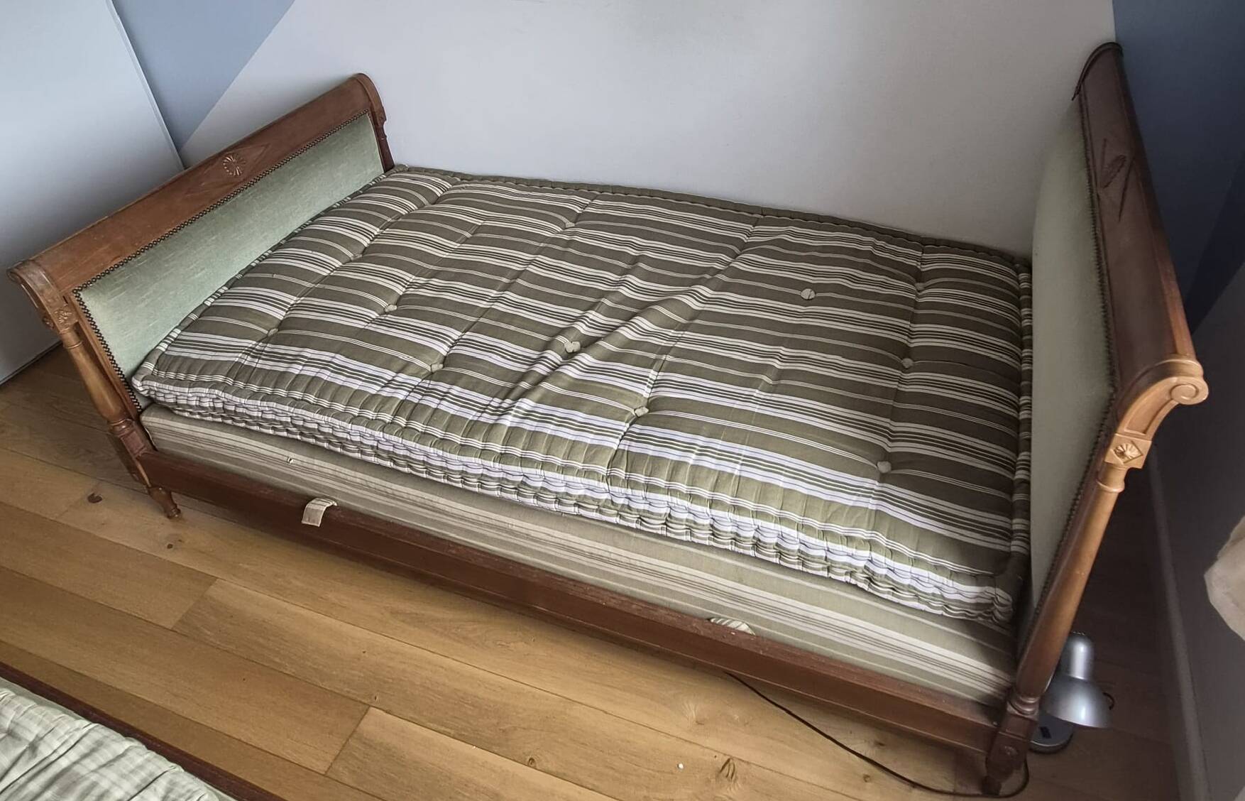 Paire de lits bateau Louis Philippe en bois massif sculpté & velours vert v