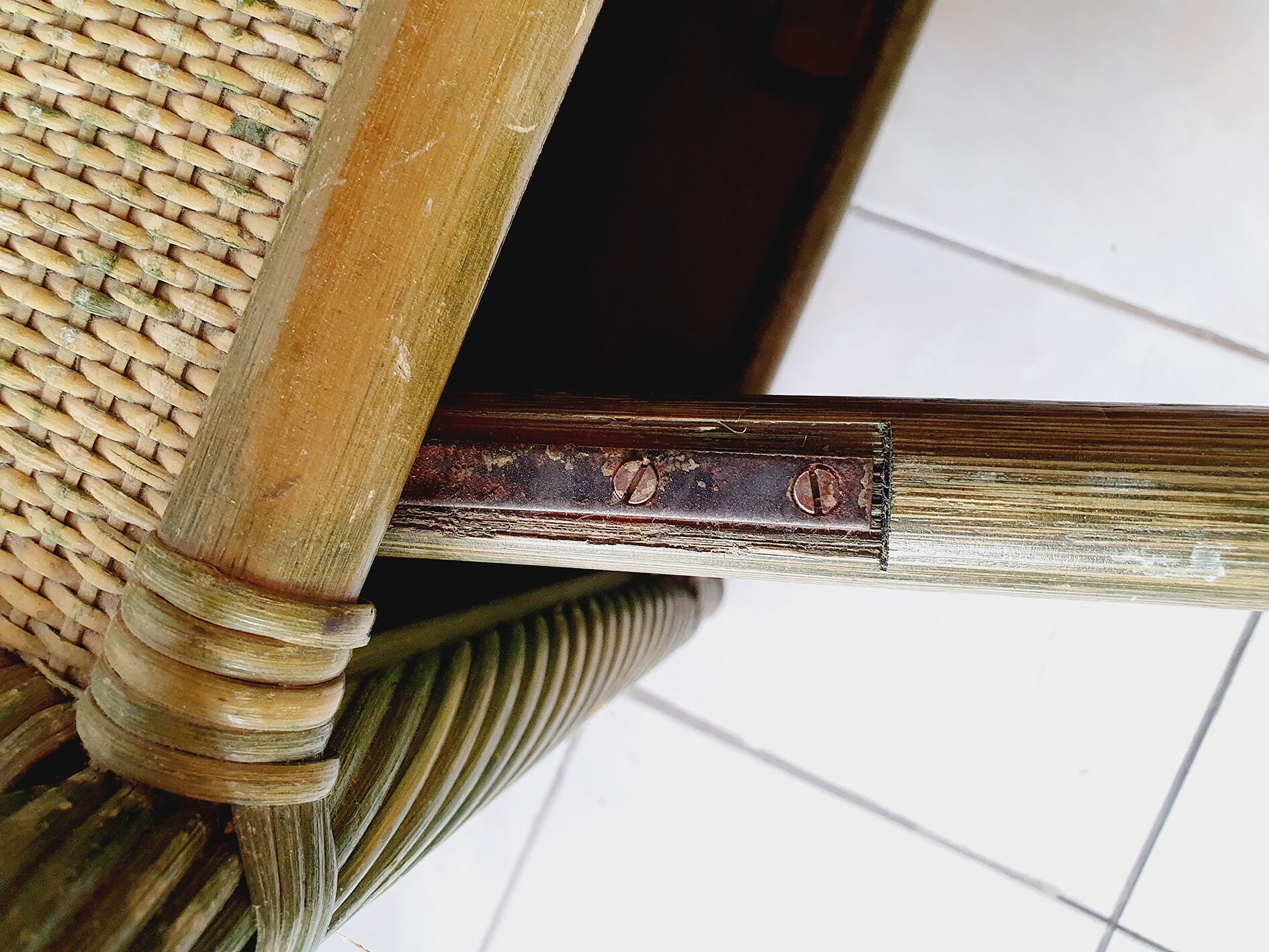 Bamboo shelf & green rattan