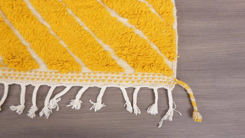 Ecru Moroccan rug with geometric patterns 250cm x 150cm