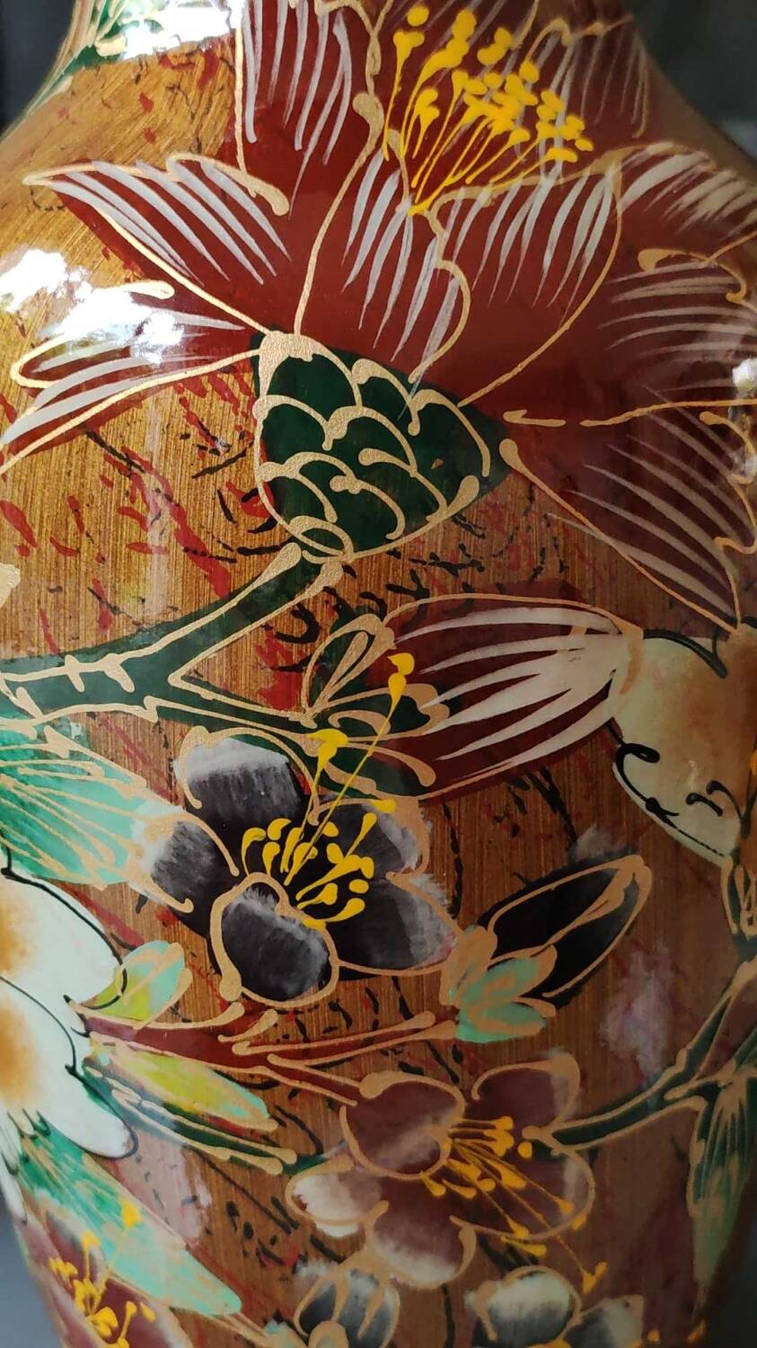 Stylish Chinese/Asian vase. Decor Polychrome floral motifs on a golden background. High 35 cm