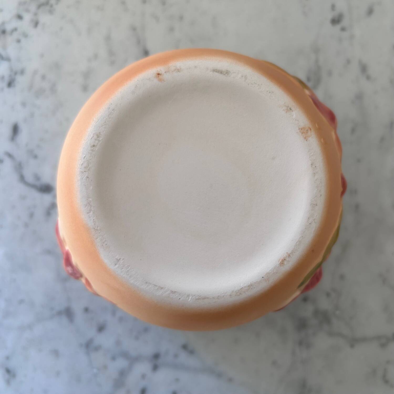 Cache pot en barbotine décor capucines 