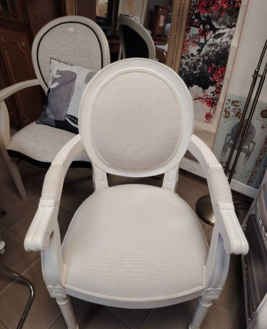 Medallion armchair
