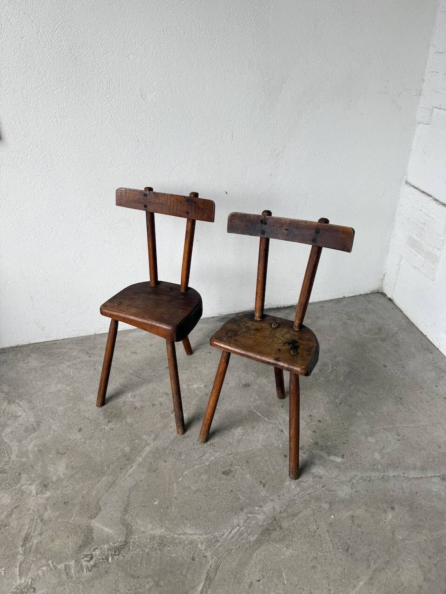 Paire de chaises tripodes savoyardes art populaire chêne