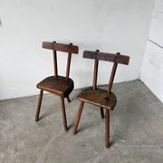 Paire de chaises tripodes savoyardes art populaire chêne
