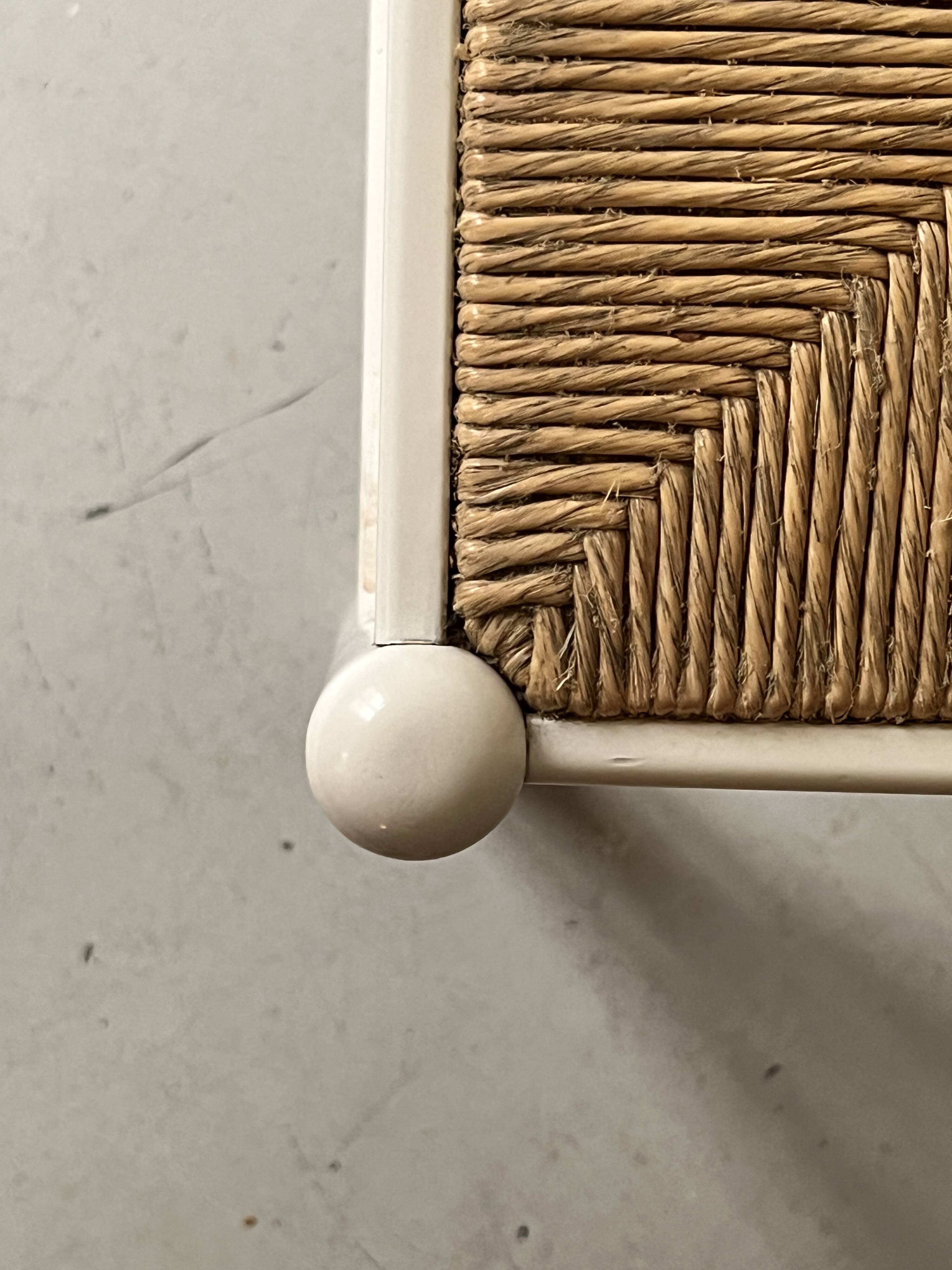 chaise moderniste en bois blanc et paillée