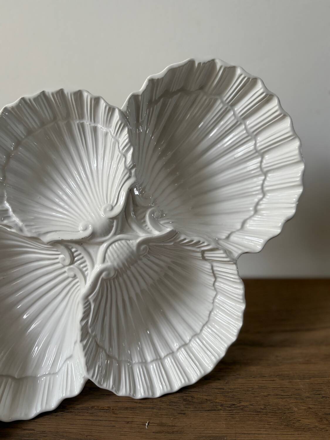 Ceramic shell-shaped serving dish
