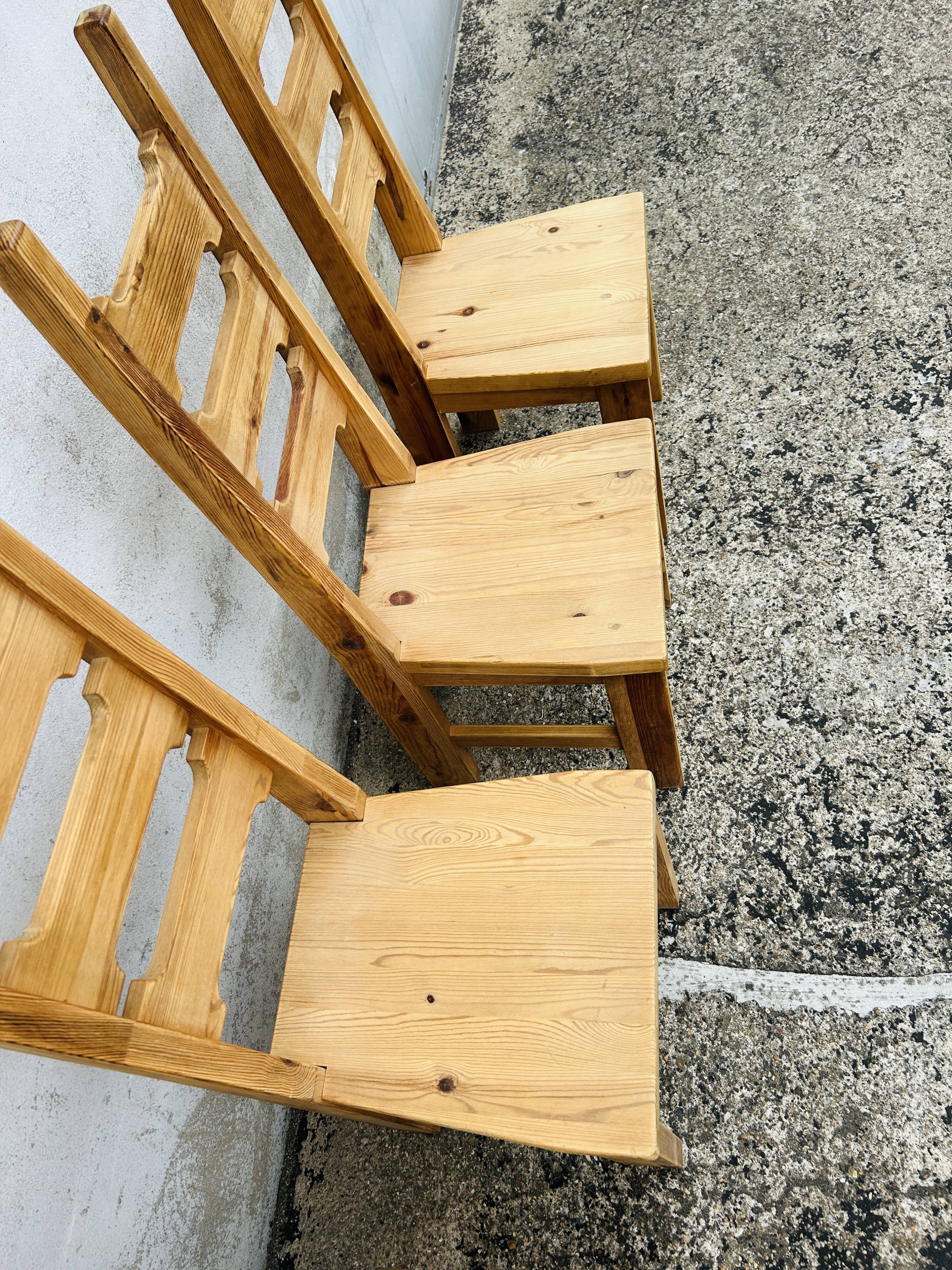 6 chaises brutalistes en pin massif