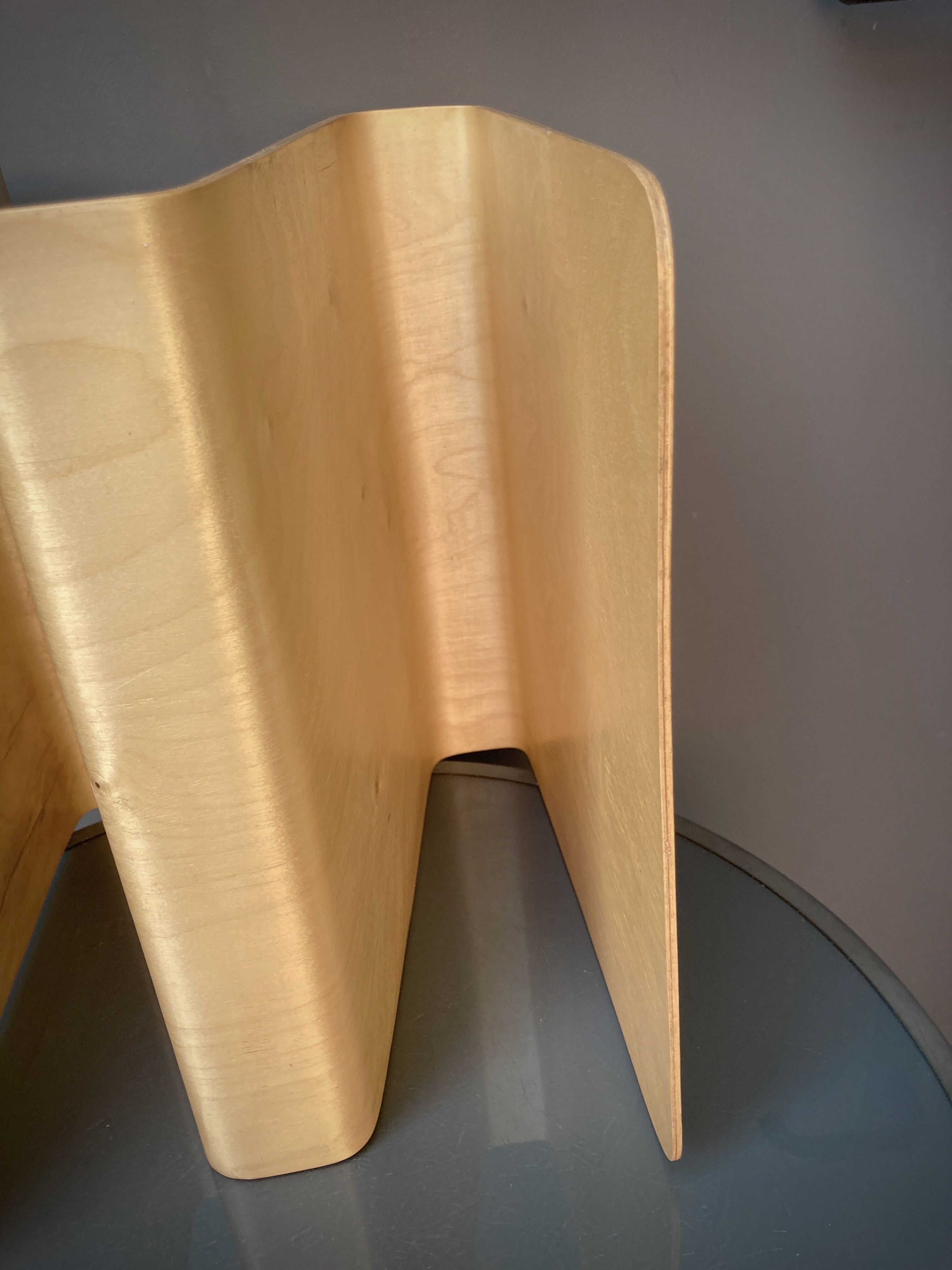 Design magazine holder in thermoformed wood