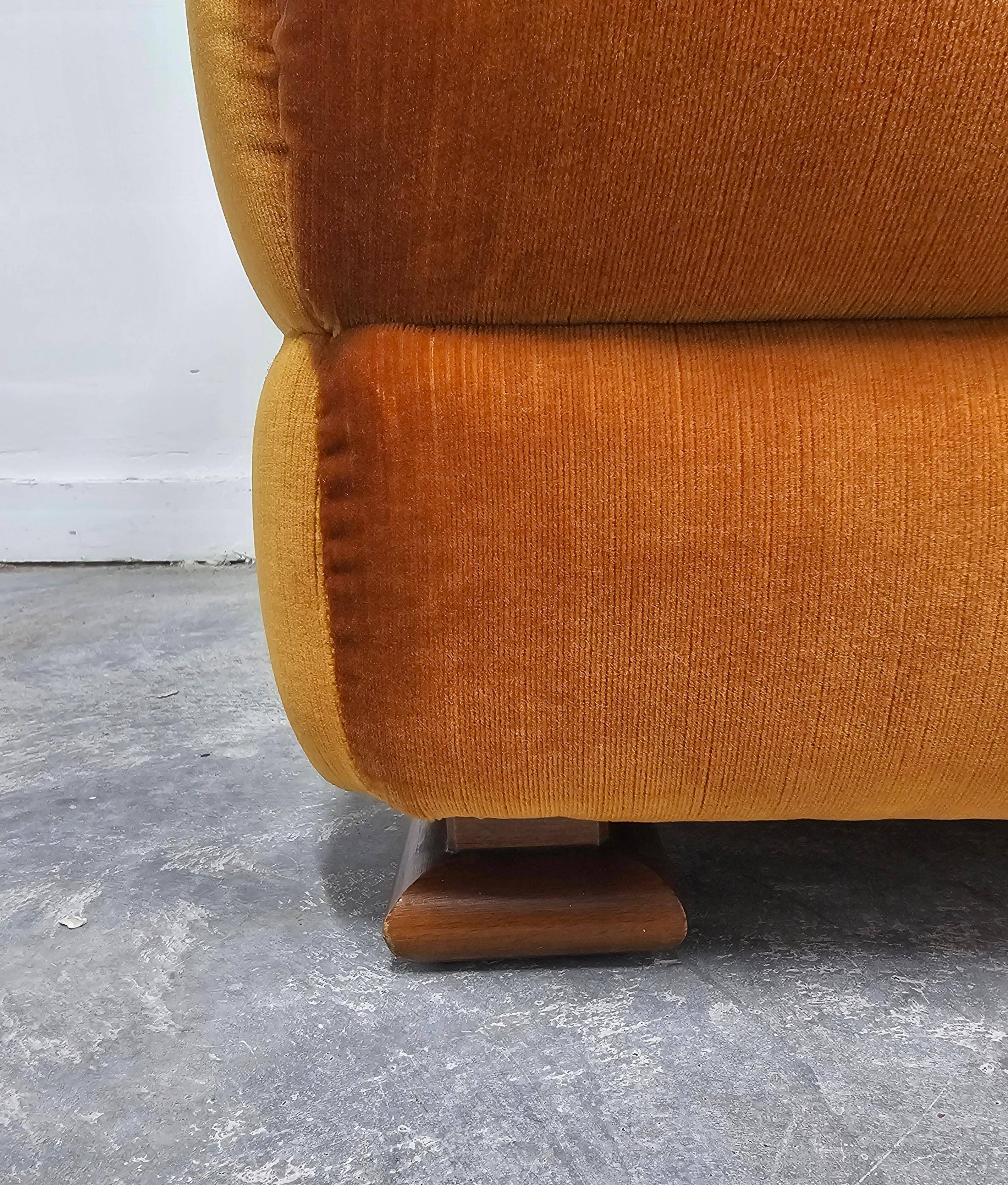 Fauteuil Mid-Century Modern en velours par Zev & Zev