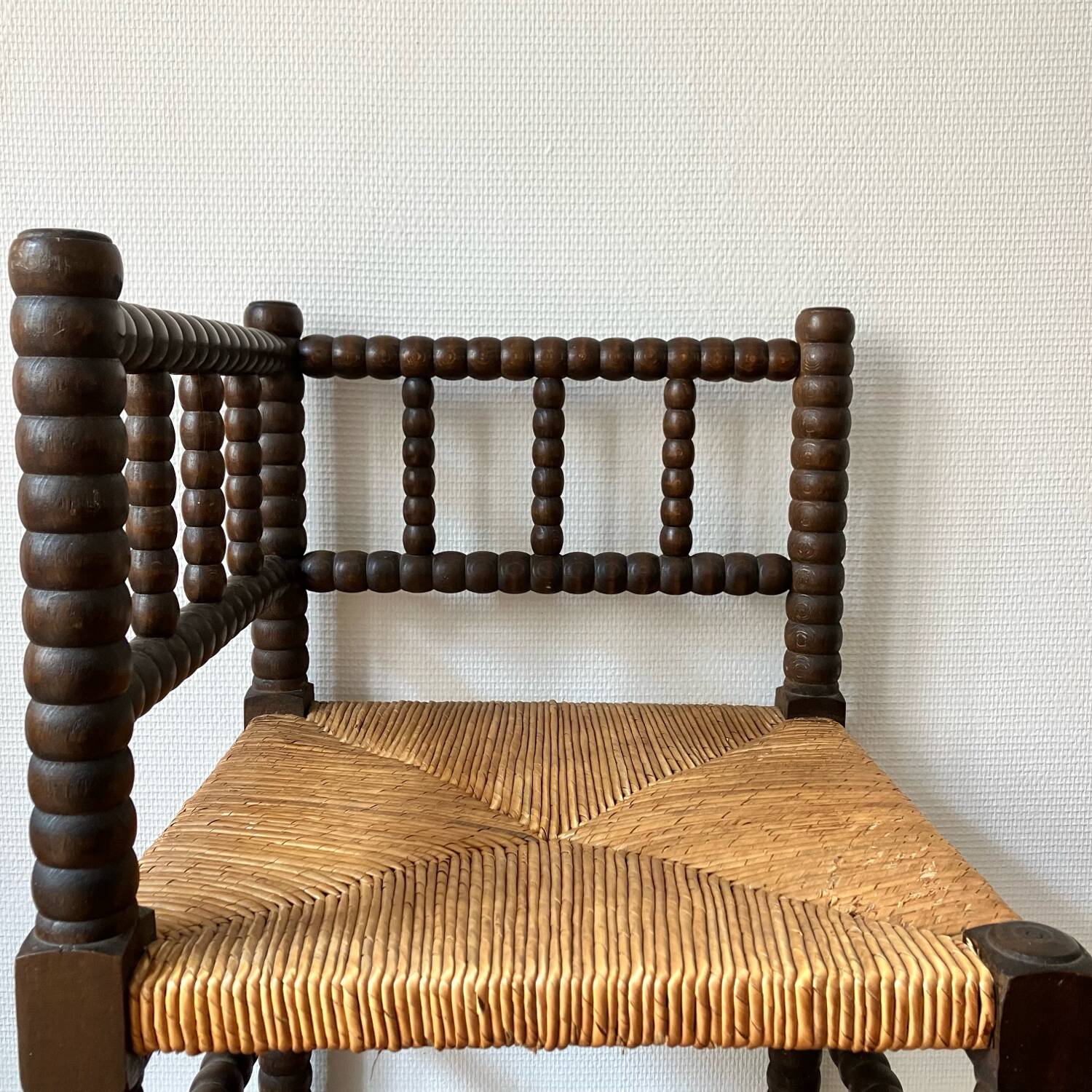 Chaise d’angle en bois tourné et paille