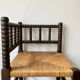 Chaise d’angle en bois tourné et paille
