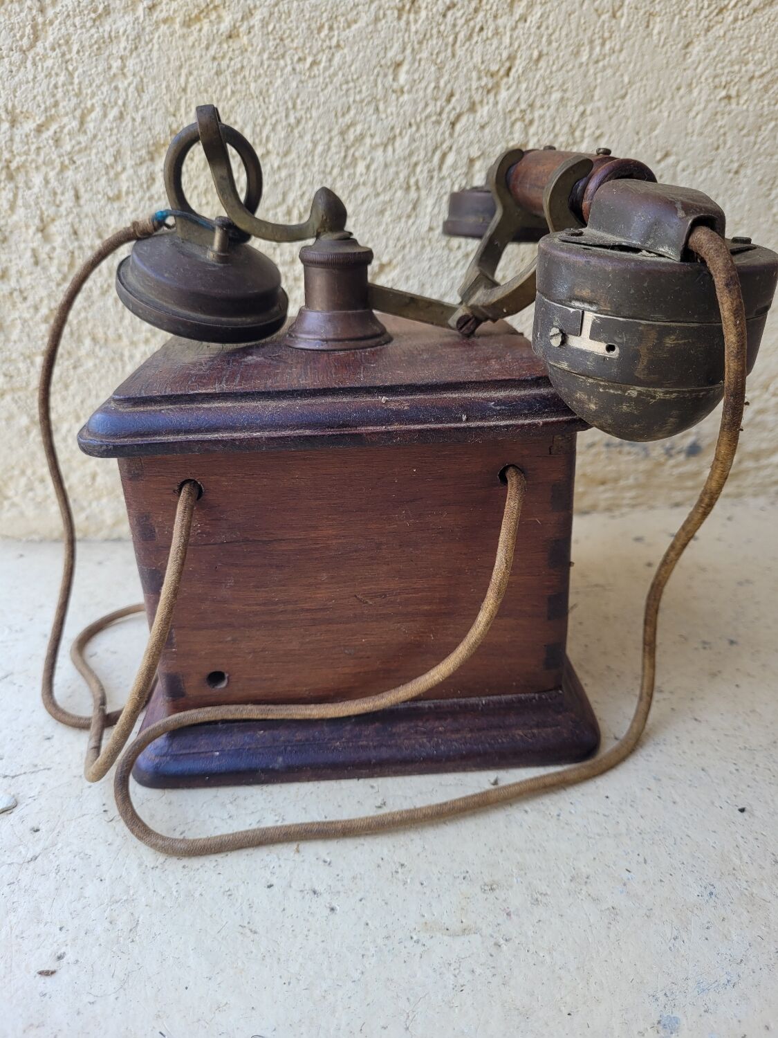 Telephone 1900