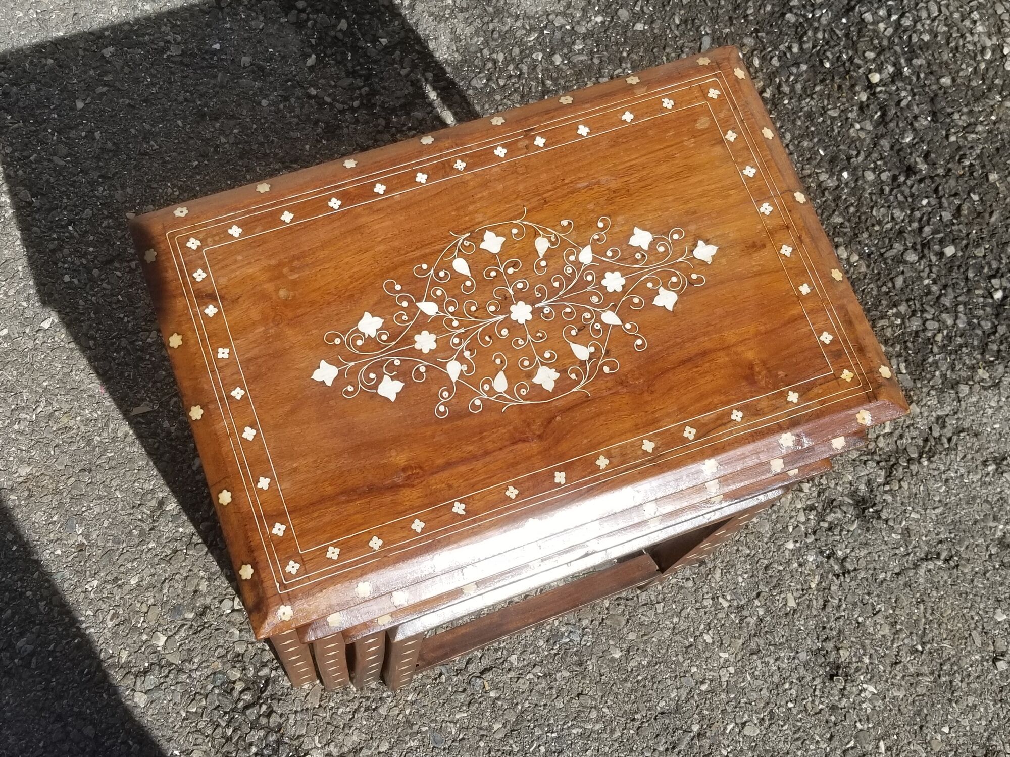 Series of 4 wooden trundle tables with mother-of-pearl inlays, Orient XXth