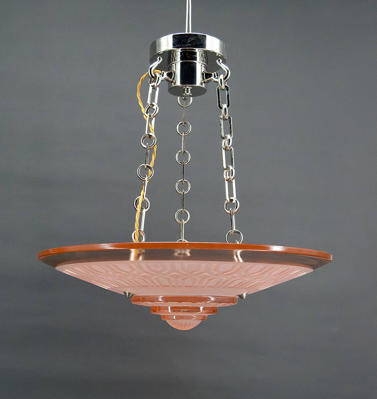Suspension Art Déco moderniste en verre rose et bronze chromé, par Henry Petitot, 1935