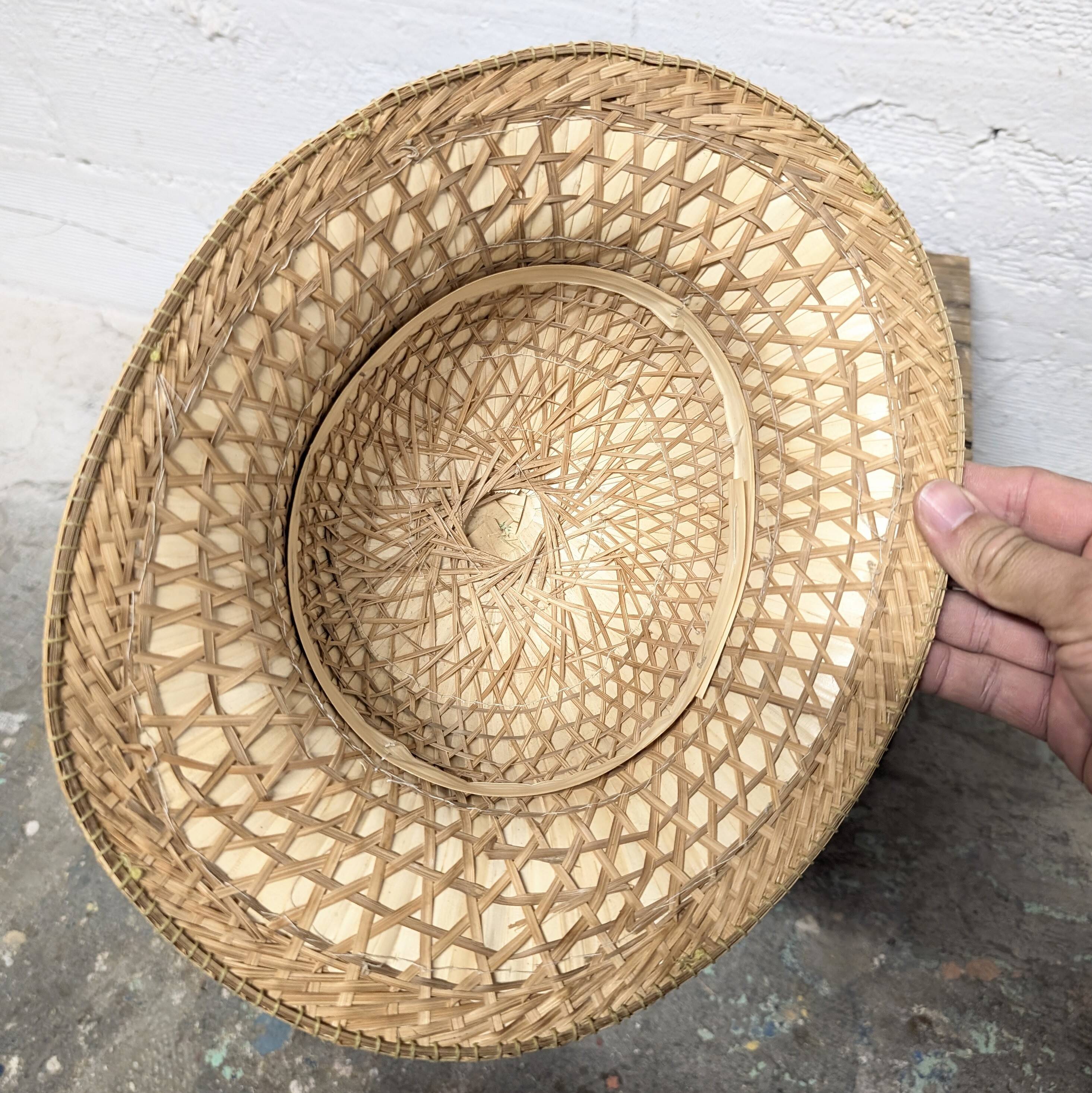 Colonial hat made of braided fibers