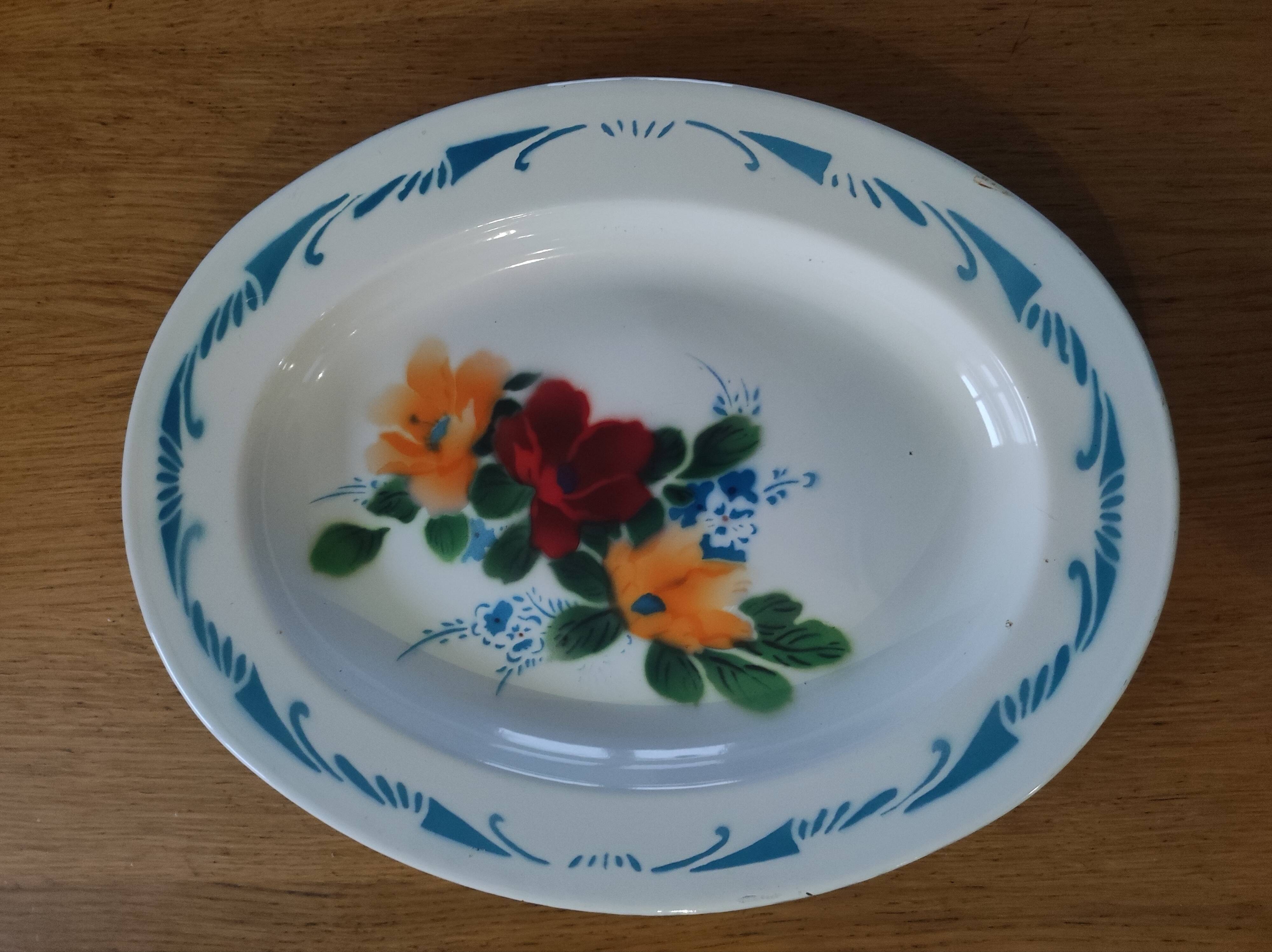 Enamelled metal dish