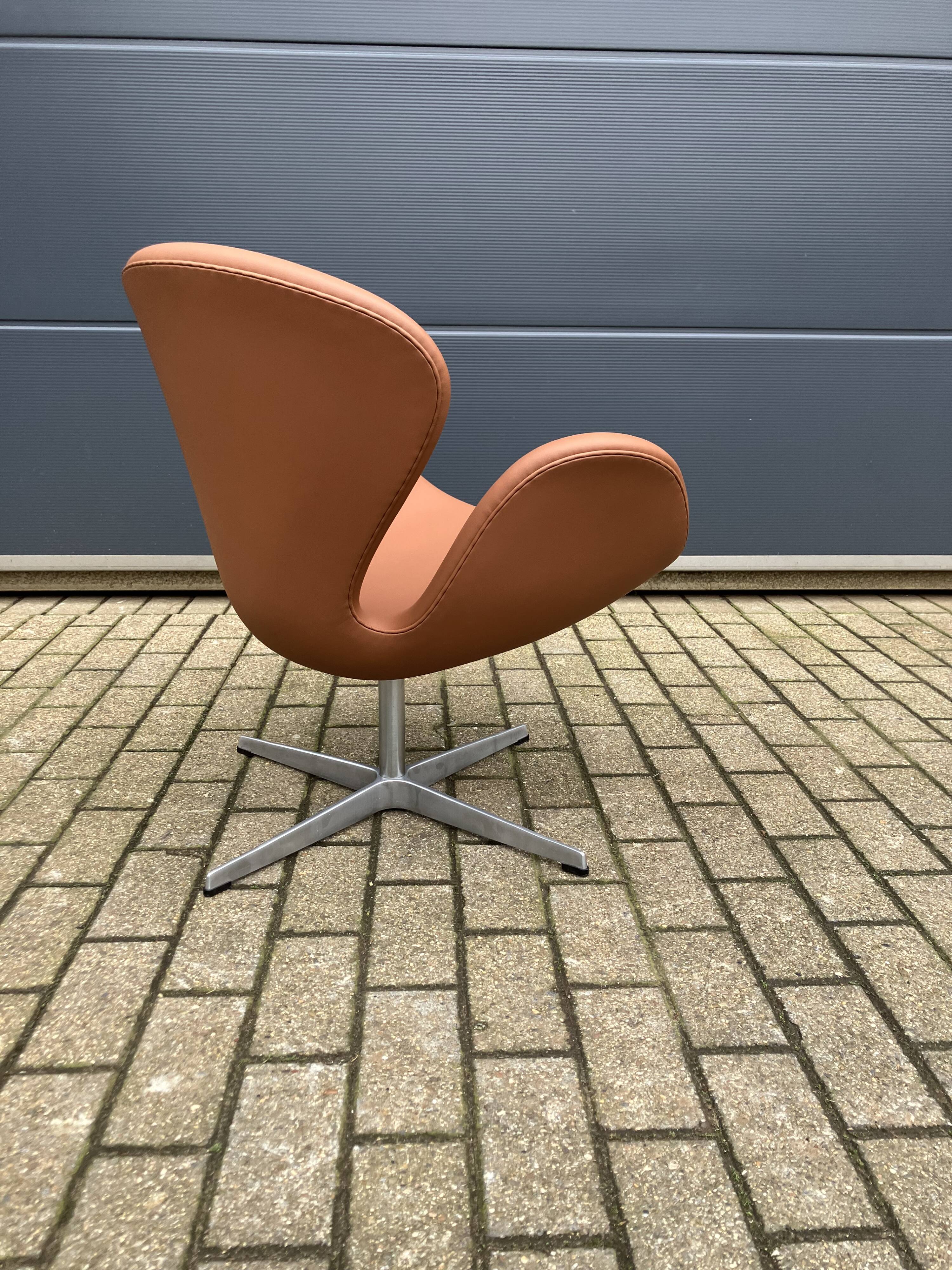 Fritz Hansen Swan chair by Arne Jacobsen in Cognac leather, NEW condition!!