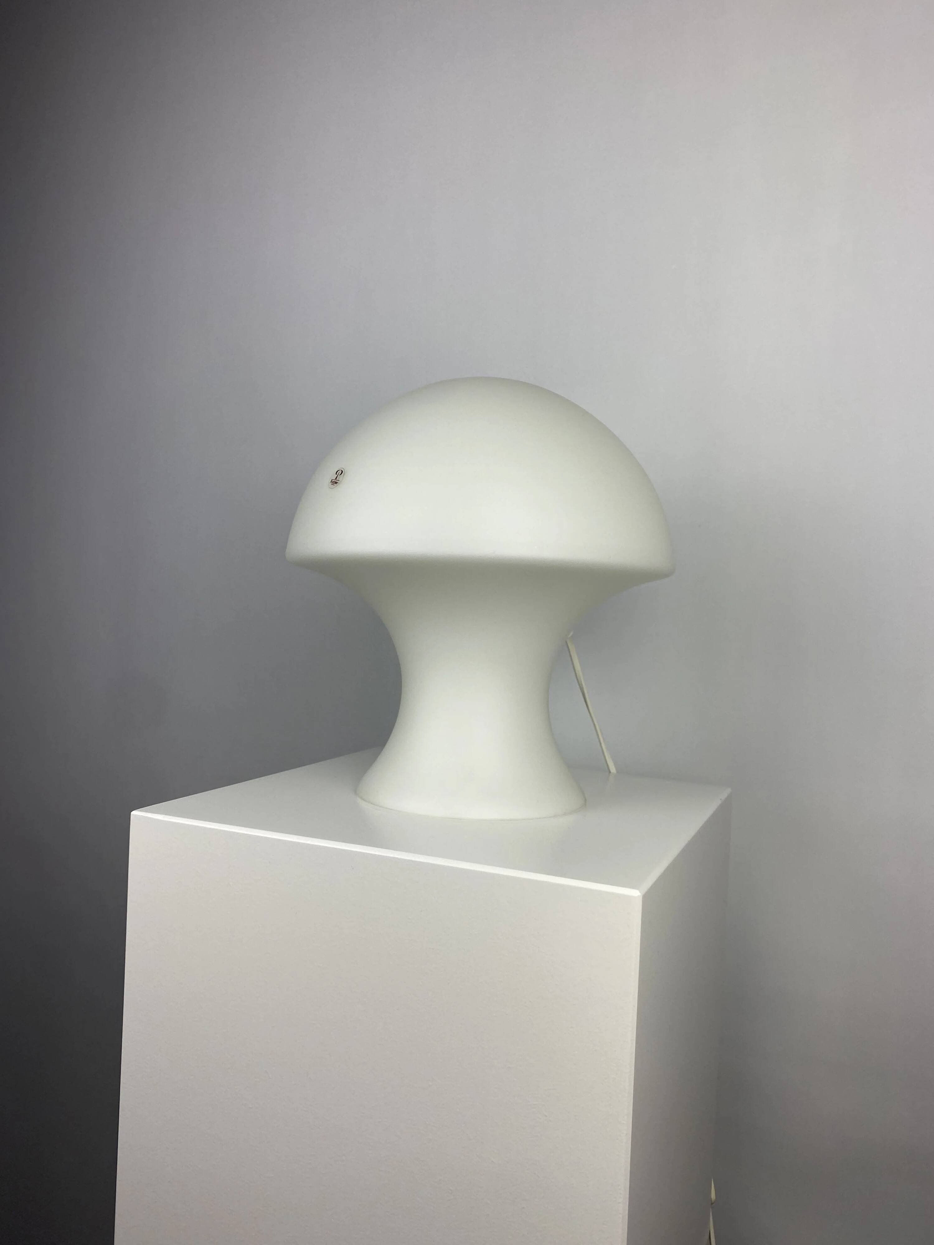 Lampe de table champignon en verre lait blanc Peill et Putzler 1970