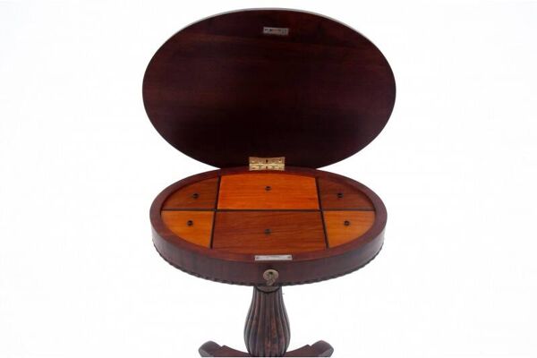 Table à fils ancienne, Europe du Nord, vers 1860. Après rénovation.