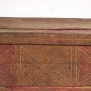 Coffre ancien sculpté en bois de pin – Europe centrale, vers 1850