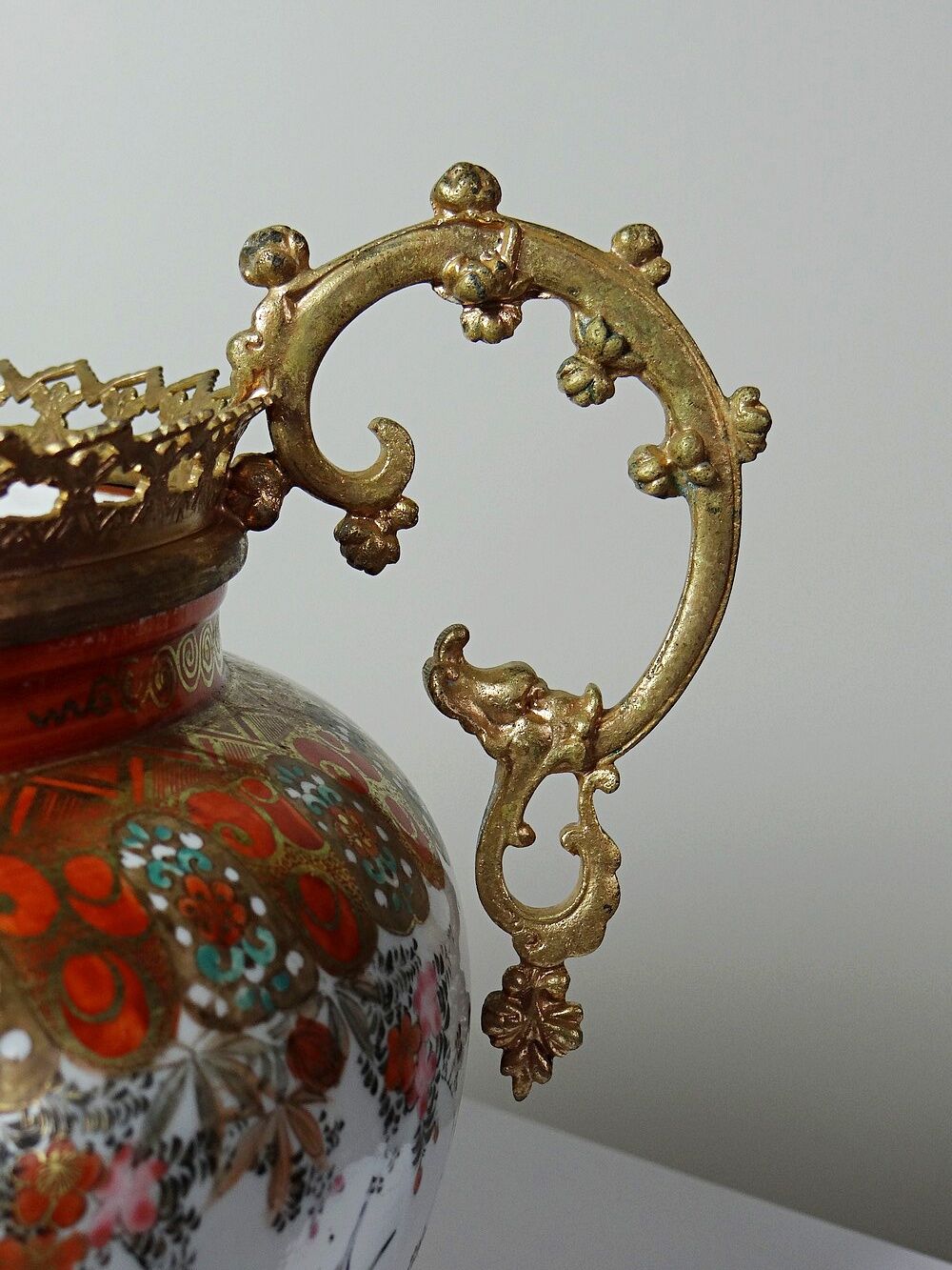Cache-pot japonais en porcelaine Kutani et bronze, époque Meiji XIX-XXe