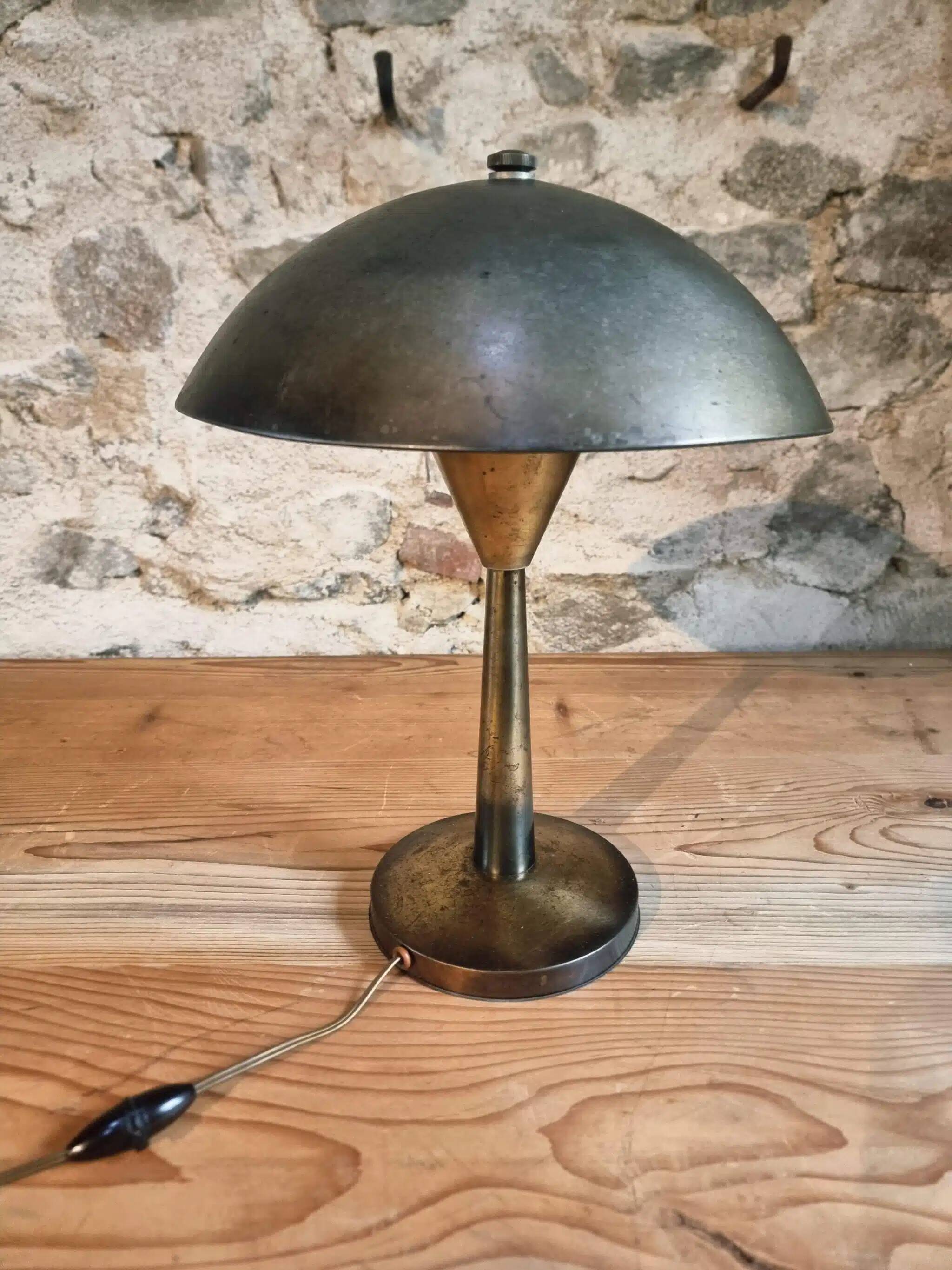 Lampe de table industrielle française des années 1930 – Champignon en fer et bakélite avec douille à baïonnette – 32 cm de diamètre