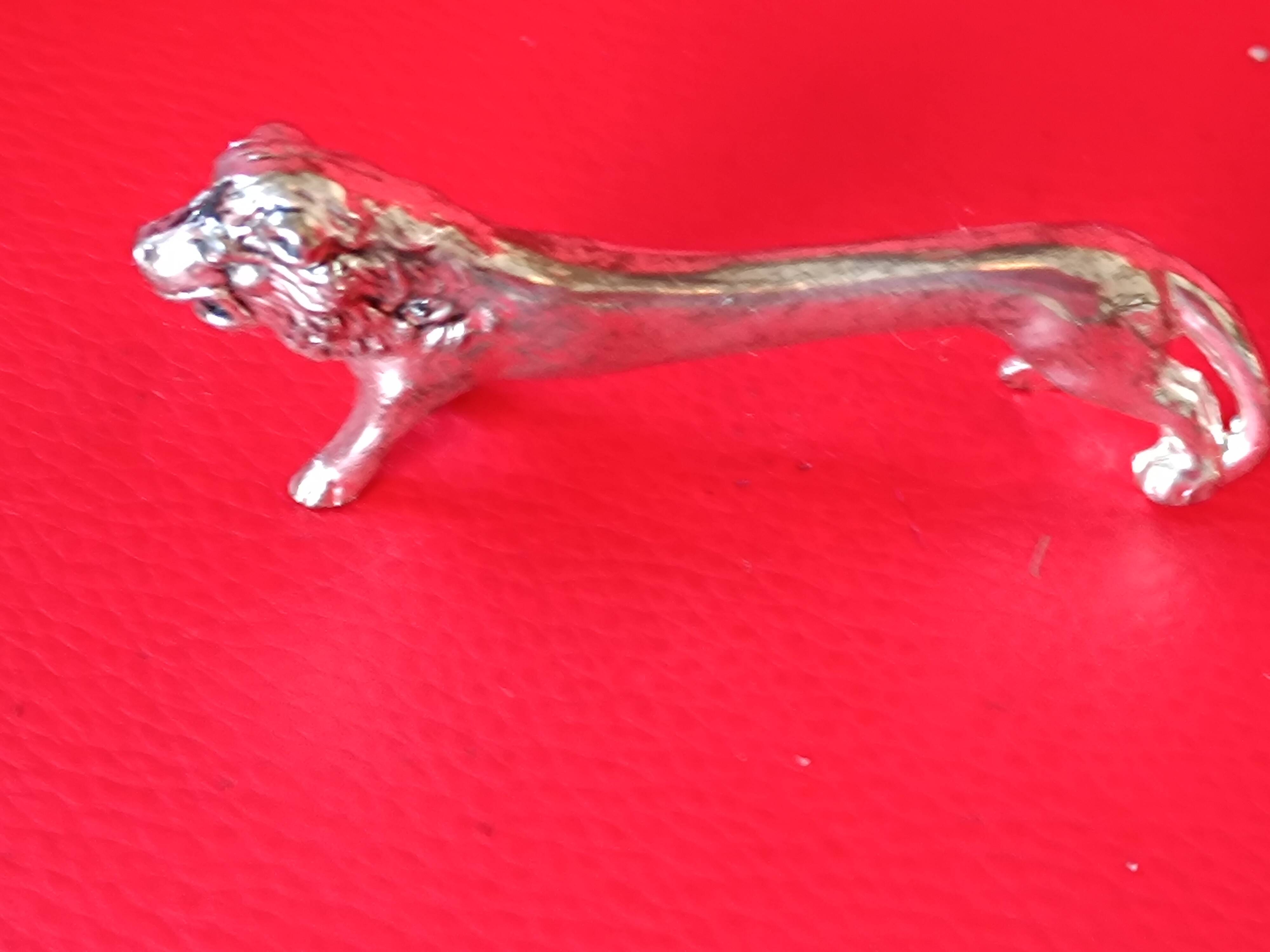 Set of 8 silver metal knife holders. Lion shape.