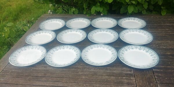 Lot de douze assiettes plates en terre de fer de la faïencerie Moulin des L