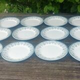 Lot de douze assiettes plates en terre de fer de la faïencerie Moulin des L