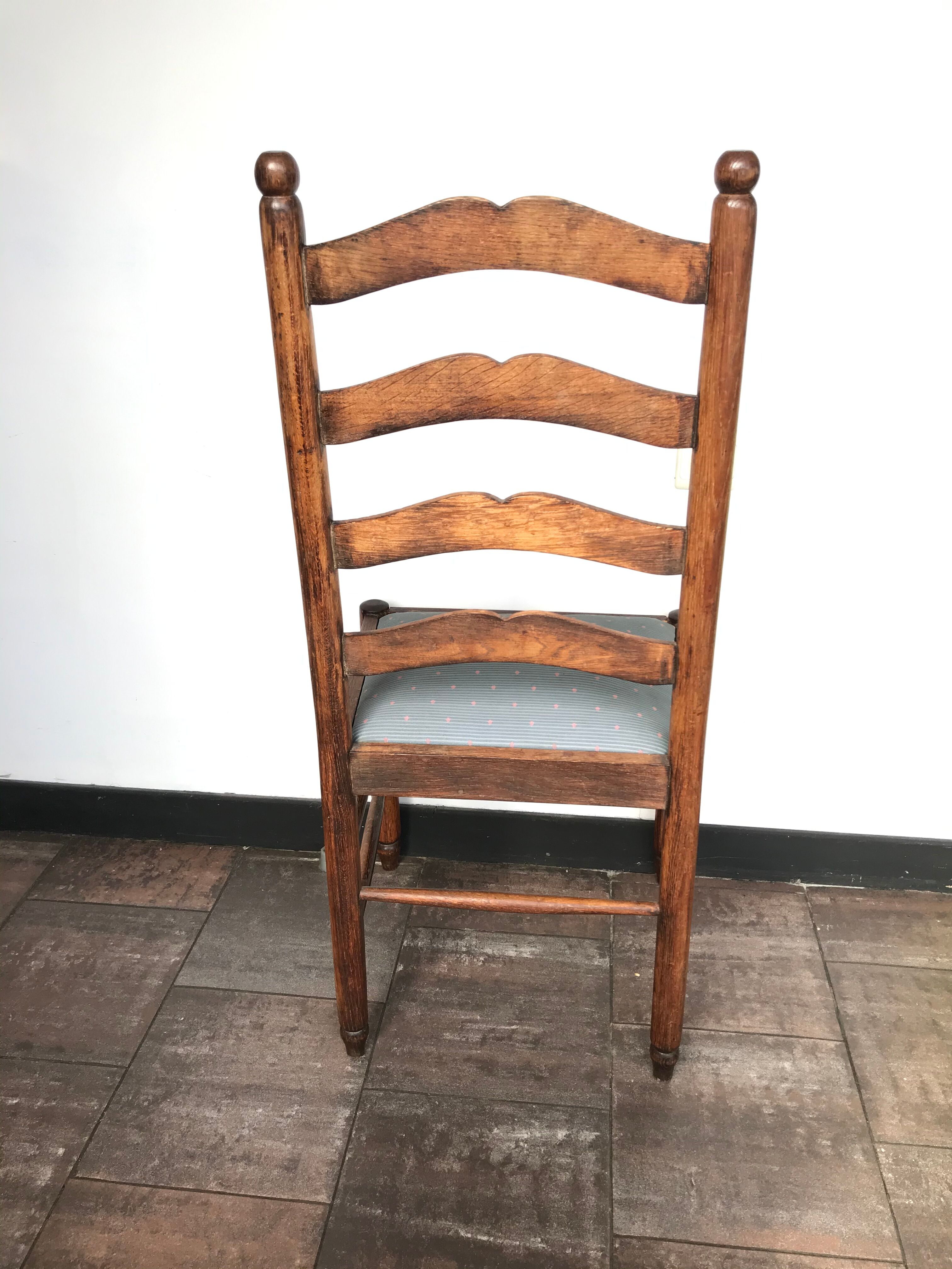 Lot of 4 oak chairs