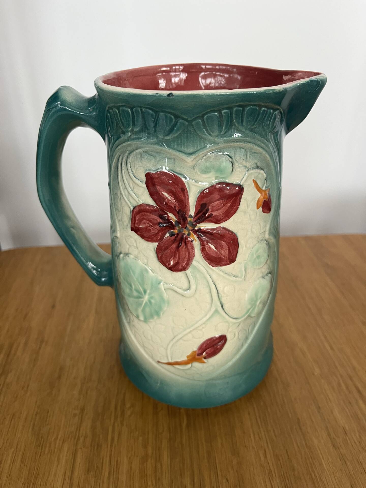 Pichet barbotine Art Nouveau « Capucines »