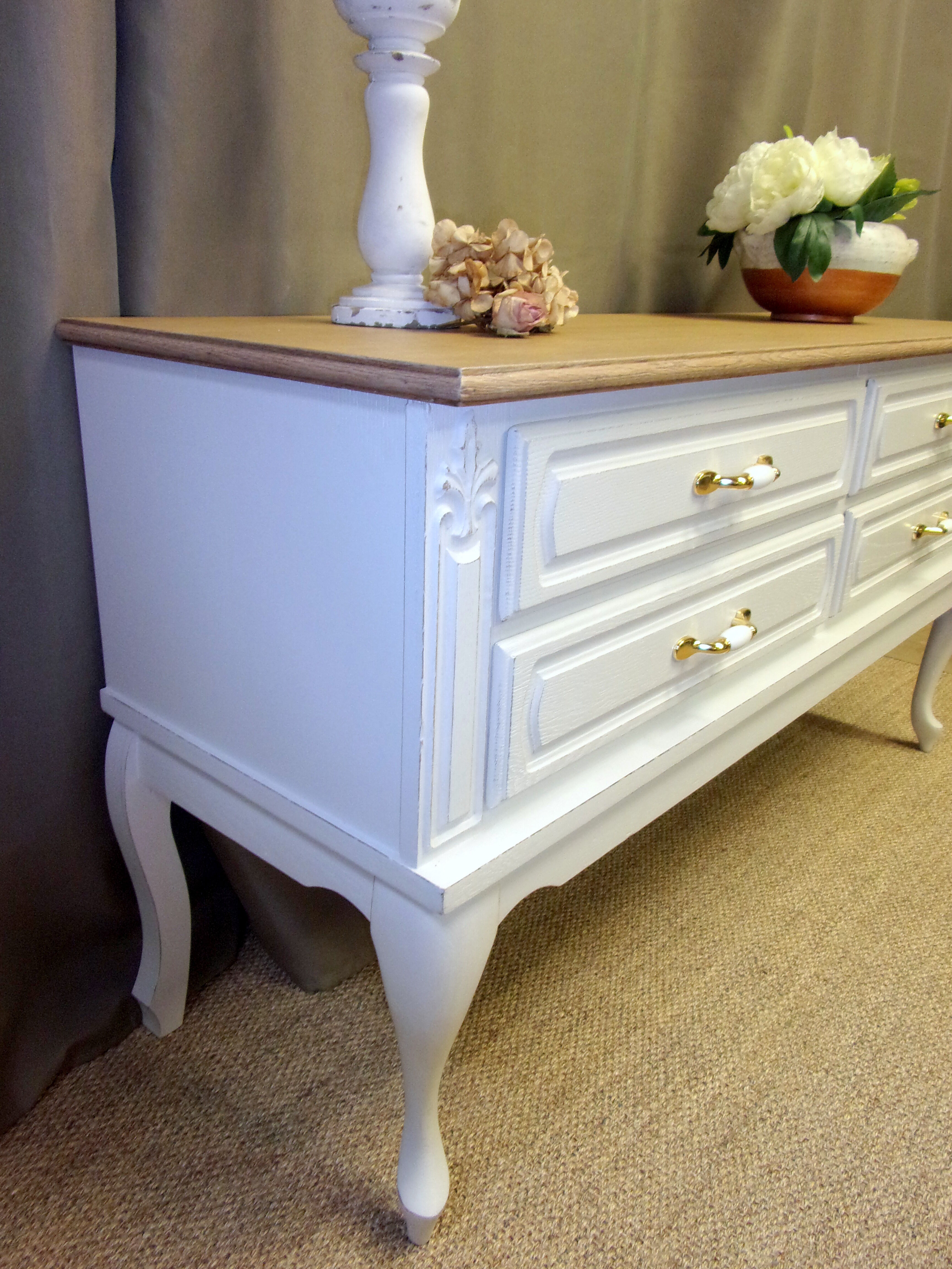 Commode basse meuble TV rangements relooké gris claire et bois naturel