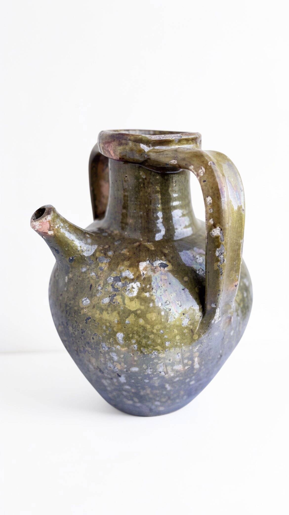 Ancient oil jar in glazed terracotta, khaki green — Auvergne, Lezou