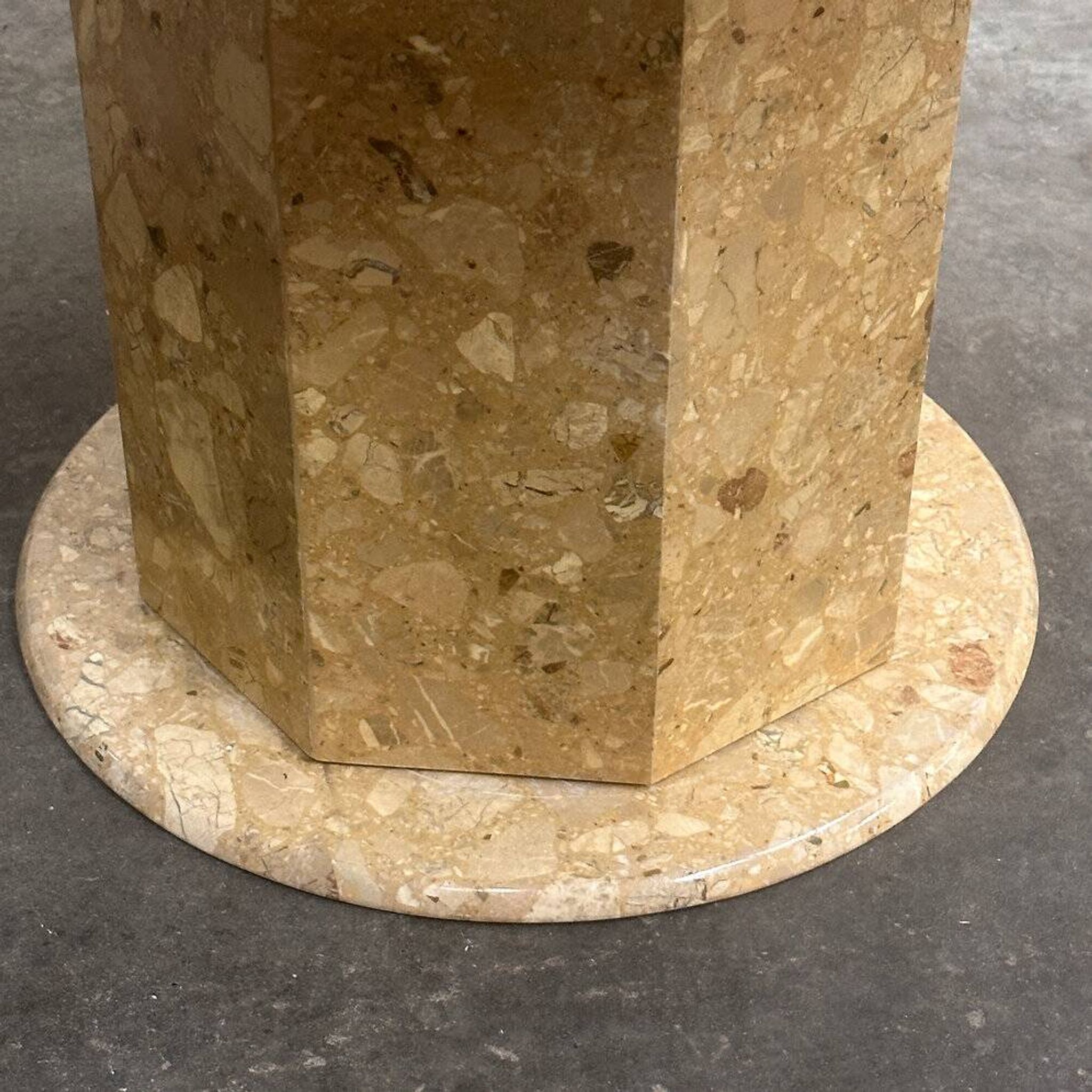 Table ronde sur pied en marbre brèche | Table de salle à manger vintage en pierre des années 1980 | Postmoderne