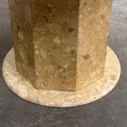 Table ronde sur pied en marbre brèche | Table de salle à manger vintage en pierre des années 1980 | Postmoderne